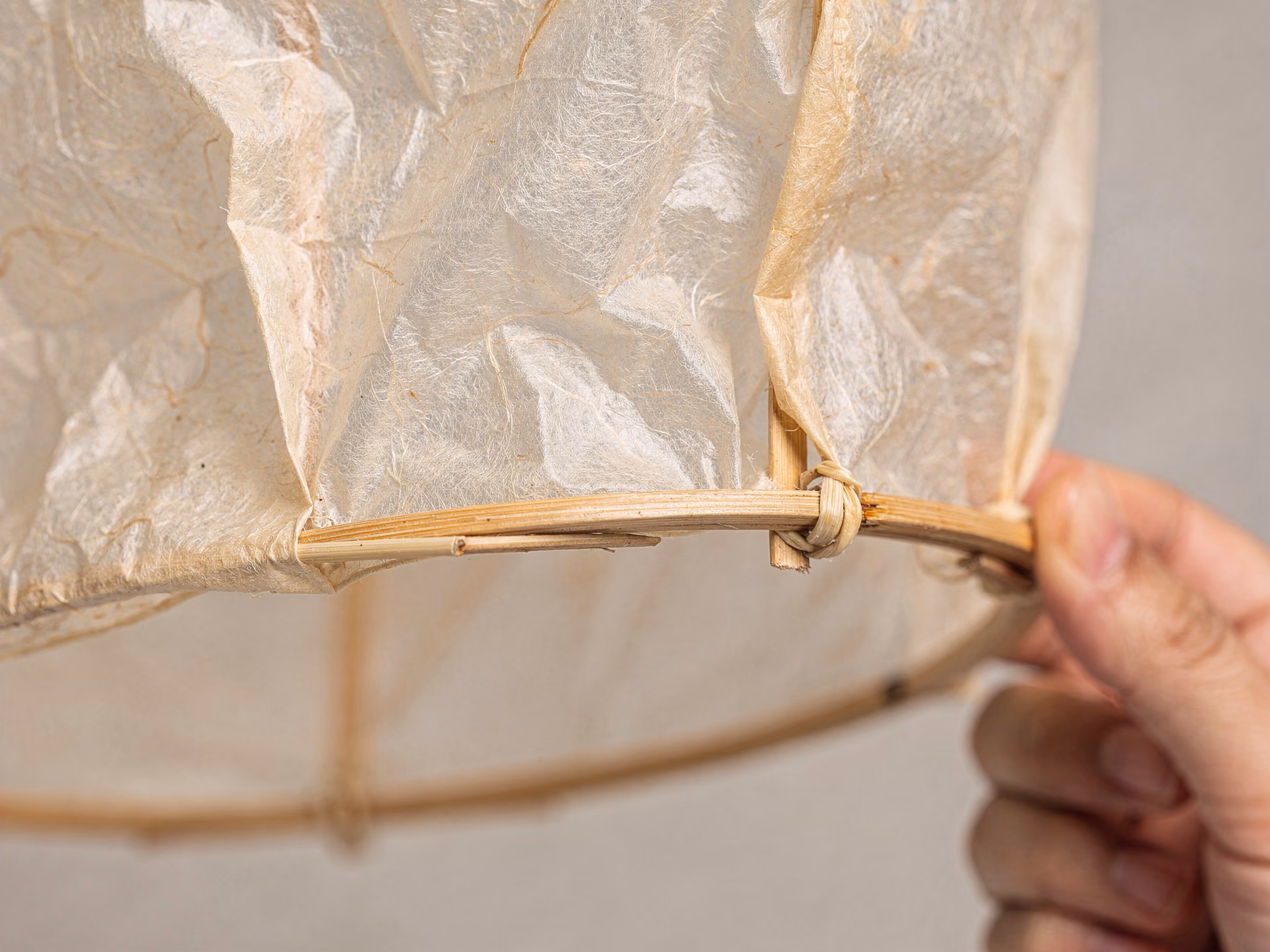 Detailaufnahme einer Fluglaterne aus Reispapier mit natürlichem Bambusrahmen